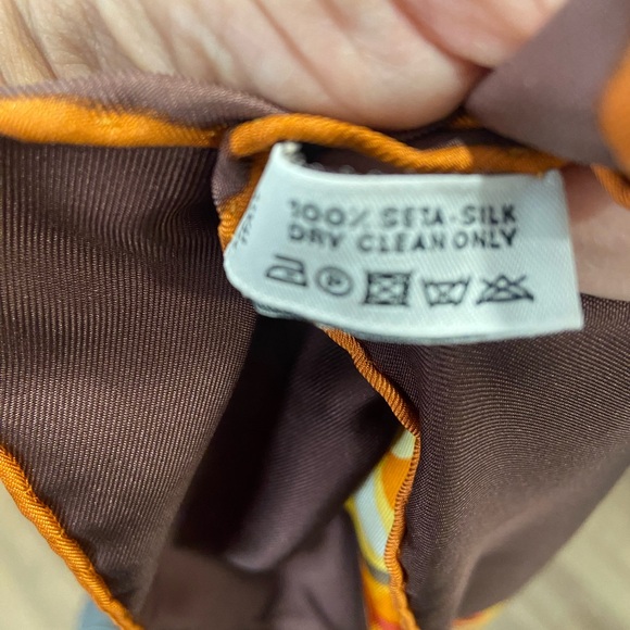 Authentic Louis Vuitton silk scarf - Picture 4 of 14